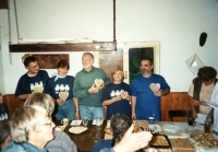 Jana (druhá zprava) se srdcem z perníku, Trhová Kamenice, 1998