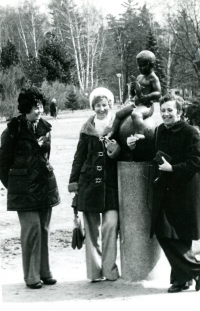Jana (vpravo) se sochou Františkem ve Františkových Lázních, 1976 