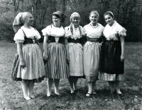 Jana první zleva v kroji s kanafasovou zástěrkou a dvěma sukněmi z modrotisku, asi 1965