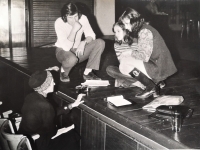 Zkouška divadelního představení v Kulturním domě města Holic – asi rok 1974 (sedící pod pódiem herečka Valérie Kaplanová, na pódiu zleva Petr Hlavatý, Alena Vojtíšková a Jitka Vohralíková – Juračková)
