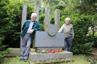 František Janáček se svým bratrem u památníku v Krasnici