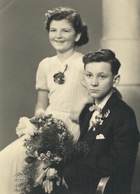 Osmnáctiletý Karel Rokyta na svatbě bratrance se sestrou nevěsty