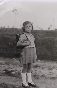 Ludmila Koštejnová v první třídě, 1941