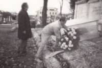 Kladení věnců ke hrobu zastřelených v Černové, Černová, říjen 1987