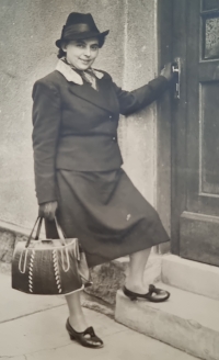 Helga Nejedlová před lučanskou poštou