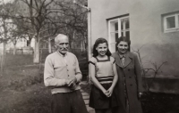 Ludmila Koštejnová s rodiči v sokolském kroji, 1948