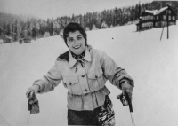 Hana Pangrácová skiing