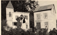 Tatínek pamětníka (vpravo), představení Maloměstské klepny, spolek Hýbl, 1954