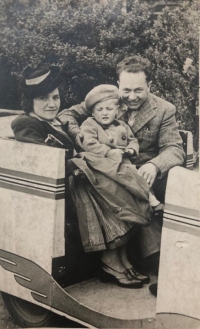 Matka a otec Jaroslava Jochece s jeho bratrem Andrém v Londýně