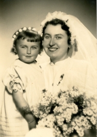 Jana (vlevo) jako družička na svatbě, 1942