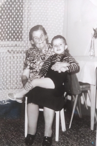 Jan Gulec v pěti letech se svou babičkou