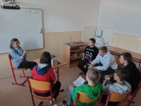 Žáci ZŠ Holice s Jitkou Juračkovou při nahrávání jejího příběhu v rámci projektu Příběhy našich sousedů