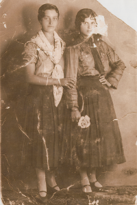 Kirša Klimtová, otcova sestřenice (vlevo) a Anna Lagrynová (řeč. Muchola), otcova sestra, později provdaná Chadrabová, Praha, 20. – 30. léta