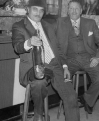 Antonín Weinrich (otčím pamětníka) s bratrem Štefanem, Německo, 80. léta