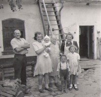 Před statkem v Zásmukách, Bohuslav Holub jako miminko v náručí své matky Marie, vlevo otec Karel, 1948