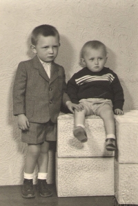 Bratři Holubovi, zleva Bohuslav a Karel, 1951