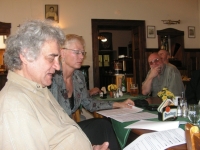 Na konferenci „haškologů“ v Lipnici nad Sázavou, v pozadí za J. Dobiášem Oldřich Navrátil, rok 2006