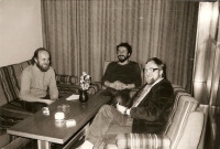 Jaroslav Dobiáš ve své kanceláři náměstka ČST, zleva šéf dramatické redakce Svatopluk Vála, Oldřich Navrátil, asi rok 1983