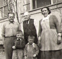 Zleva Karel Holub, jeho otec Ferdinand, Marie Holubová, děti Bohuslav a Karel, 1952