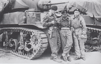 Hanuš Reichsfeld (první zprava) u průzkumného tanku Stuart při výcviku