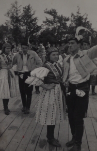 Věra Heidlerová společně s členy Hradišťanu, hodové slavnosti, 1956