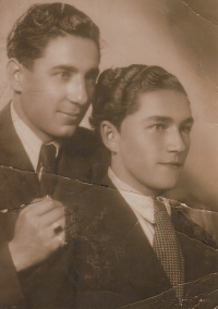 Jan Lagryn (Fasi), strýc pamětníka (zahynul v Auschwitz) a Andrés Kraus (Fasiho švagr), Praha, 30. léta