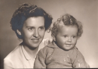 Jarmila Nyklesová s maminkou, 1958