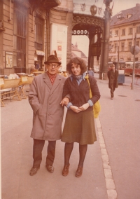 Jarmila s dědečkem z matčiny strany