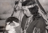 Jarmila s dcerou Ivou, 1986, Náprstkovo muzeum, vernisáž