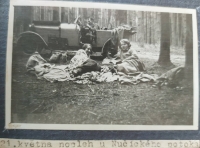Maminka s kamarádkou Milkou Jedličkovou, nocleh u Nučického potoka, 21. května 1931 