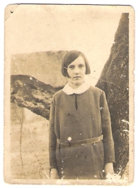 Pamětníkova matka Marie Kosinová, provdaná Holubová, 1935