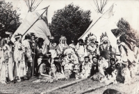 Mníšek pod Brdy, Československý Ponny Express, cca 1987, pamětnice sedí uprostřed vpravo od "náčelníka", za ní stojí manžel Luděk (bez čelenky)