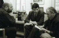 S režisérem Václavem Morávkem a primátorem Hradce Králové Oldřichem Vlasákem, 2002