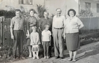 Návštěva Bačkova, zleva Marie a Štefan Kondášovi, maminka Helena a otec Jan Kondášovi, Štefanova sestra Anna Matějíčková, rozená Kondášová, 1960