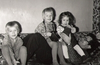 Bohuslav Holub se svými dětmi Janem, Tomášem a Martinou, 1980