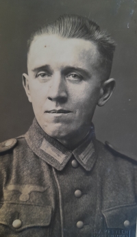 Tatínek v německé uniformě 