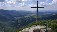 Zábradlí na vrcholovém skalisku na Paličníku (944 m), které vyrobil a instaloval Jan Dvořák jako zaměstnanec Horské služby