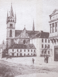 Prvorepublikové náměstí v Humpolci a pod kostelem sv. Mikuláše dům, v němž Miroslavova babička později vedla knihkupectví