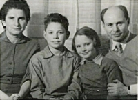 Rodinná fotografie, asi 1957