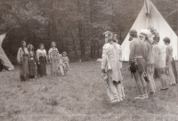 Setkání "indiánů" v 80. letech. Učíme se tancovat. (u Raspenavy nebo u Karlových Varů)