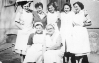 Pamětnice na zdravotní škole, druhá zleva v horní řadě, cca 1957