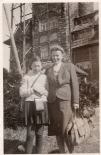 Pamětnice se svou matkou na Ještědu, cca 1947
