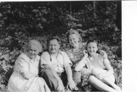 Pamětnice (vpravo) se svou matkou a manželi Effenbergrovými z Bedřichovky (vzdálení příbuzní)
