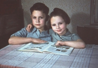 Tomáš Rimpel spolu se sestrou Věrou, asi 1954