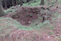 Místo, kde byl vyhlouben bunkr, kde se ukrýval J. Serinek s partyzány nad Spělkovem, v době natáčení s Verou Lackovou pro dokument Jak jsem se stala partyzánkou, asi 2020 nebo 2021