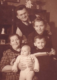 Shora: otec Vladimír, matka Leopolda, babička Marie, bratr Vladimír a Bohumila Skočovská (1938)