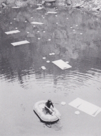 Uprostřed zatopeného lomu pluje v člunu Olaf Hanel. Jedna z dalších landartových akcí s názvem Vypálení rybníků Františka Charamzy a synů, Lipnice nad Sázavou (1972)