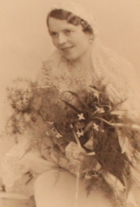 Svatební fotografie matky Leopoldy Dosoudilové, 30. léta