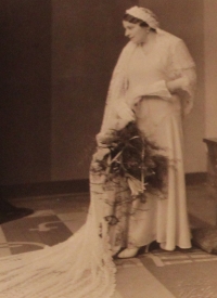 Svatební fotografie matky Leopoldy Dosoudilové, 30. léta