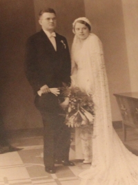 Svatební fotografie rodičů, Leopoldy a Vladimíra Dosoudilových, 30. léta